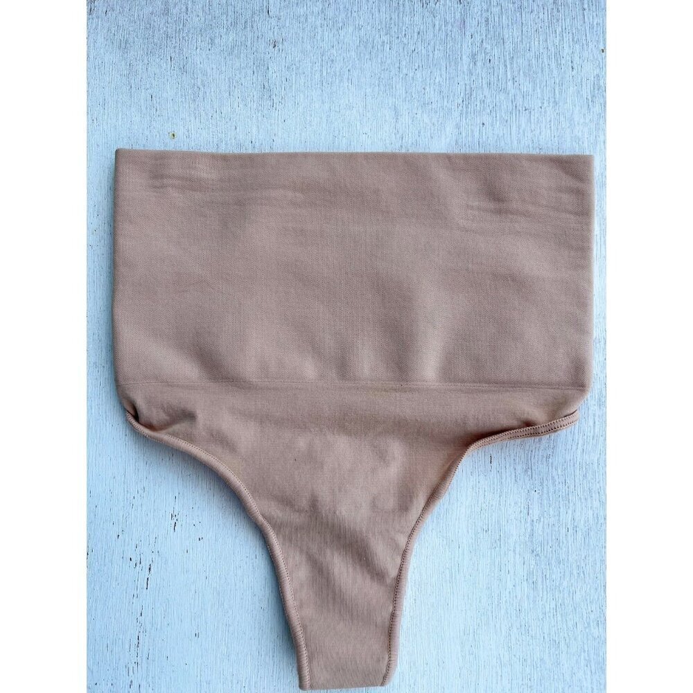 SKIMS Kim Kardashian Core Control Thong Beige Size S/M SH-THG-0108 NWOT